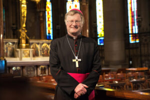 Bischof Manfred Scheuer vor dem Altar im Linzer Mariendom